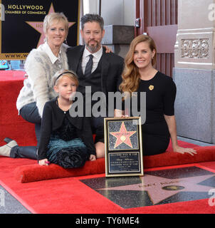 L'actrice Amy Adams est rejoint par son mari, l'acteur Darren Le Gallo et leur fille Aviana Le Gallo et mère Kathryn Adams lors d'une cérémonie de dévoilement de l'honorer avec le 2,598ème étoile sur le Hollywood Walk of Fame à Los Angeles le 11 janvier 2017. Photo par Jim Ruymen/UPI Banque D'Images