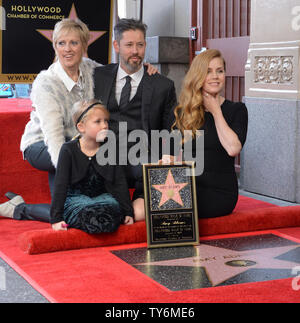 L'actrice Amy Adams est rejoint par son mari, l'acteur Darren Le Gallo et leur fille Aviana Le Gallo et mère Kathryn Adams lors d'une cérémonie de dévoilement de l'honorer avec le 2,598ème étoile sur le Hollywood Walk of Fame à Los Angeles le 11 janvier 2017. Photo par Jim Ruymen/UPI Banque D'Images