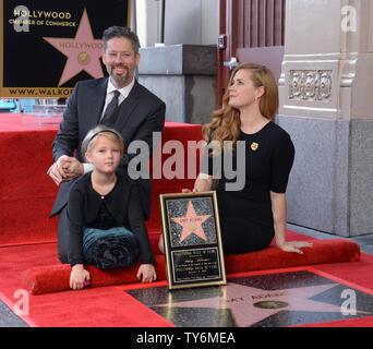 L'actrice Amy Adams est rejoint par son mari, l'acteur Darren Le Gallo et leur fille Aviana Le Gallo au cours d'une cérémonie de dévoilement de l'honorer avec le 2,598ème étoile sur le Hollywood Walk of Fame à Los Angeles le 11 janvier 2017. Photo par Jim Ruymen/UPI Banque D'Images