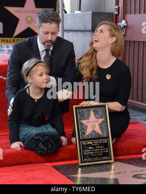 L'actrice Amy Adams est rejoint par son mari, l'acteur Darren Le Gallo et leur fille Aviana Le Gallo au cours d'une cérémonie de dévoilement de l'honorer avec le 2,598ème étoile sur le Hollywood Walk of Fame à Los Angeles le 11 janvier 2017. Photo par Jim Ruymen/UPI Banque D'Images