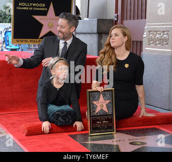 L'actrice Amy Adams est rejoint par son mari, l'acteur Darren Le Gallo et leur fille Aviana Le Gallo au cours d'une cérémonie de dévoilement de l'honorer avec le 2,598ème étoile sur le Hollywood Walk of Fame à Los Angeles le 11 janvier 2017. Photo par Jim Ruymen/UPI Banque D'Images