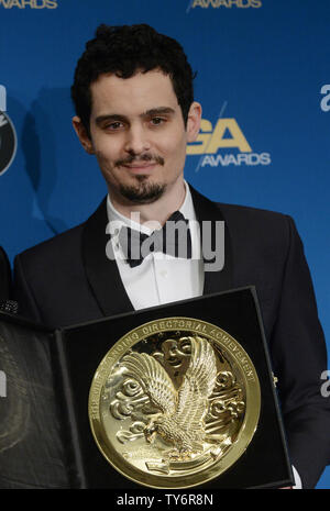 Damien Directeur Chazelle apparaît backstage avec son Award for Outstanding Achievement in film long métrage pour "La La Land" lors de la 69 e assemblée annuelle Directors Guild of America Awards au Beverly Hilton Hotel à Los Angeles le 4 février 2017. Photo par Jim Ruymen/UPI Banque D'Images