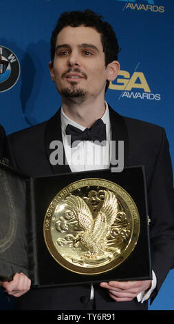 Damien Directeur Chazelle apparaît backstage avec son Award for Outstanding Achievement in film long métrage pour "La La Land" lors de la 69 e assemblée annuelle Directors Guild of America Awards au Beverly Hilton Hotel à Los Angeles le 4 février 2017. Photo par Jim Ruymen/UPI Banque D'Images