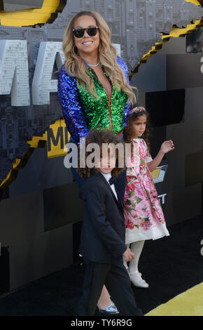 Artiste américaine Mariah Carey arrive avec son fils Scott Marocain Cannon (L) et sa fille Monroe Cannon pour la première du "fantasme d'animation LEGO Batman le film' au Regency Village Theatre dans la section de Westwood Los Angeles le 4 février 2017. Scénario : Bruce Wayne doit non seulement faire face aux criminels de Gotham City, mais aussi la responsabilité de l'éducation d'un garçon qu'il a adoptée. Photo par Jim Ruymen/UPI Banque D'Images