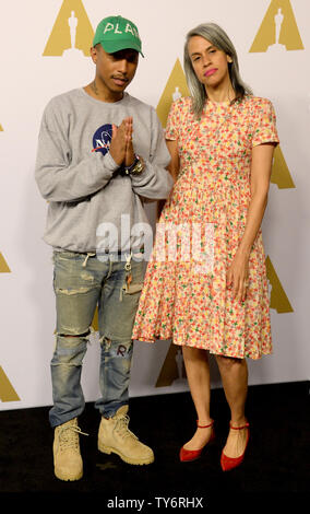 Producteur Pharell Williams (L) et Mimi Valdes assister à la 89e Oscar Awards nominés déjeuner à l'hôtel Beverly Hilton à Beverly Hills, Californie, le 6 février 2017. Photo par Jim Ruymen/UPI Banque D'Images