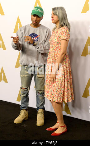 Producteur Pharell Williams (L) et Mimi Valdes assister à la 89e Oscar Awards nominés déjeuner à l'hôtel Beverly Hilton à Beverly Hills, Californie, le 6 février 2017. Photo par Jim Ruymen/UPI Banque D'Images
