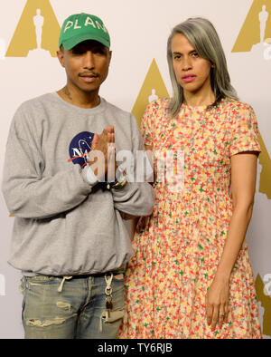 Producteur Pharell Williams (L) et Mimi Valdes assister à la 89e Oscar Awards nominés déjeuner à l'hôtel Beverly Hilton à Beverly Hills, Californie, le 6 février 2017. Photo par Jim Ruymen/UPI Banque D'Images