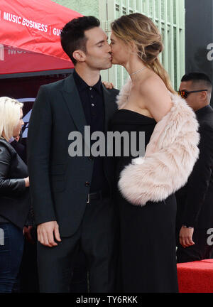 Chanteur et auteur-compositeur Adam Levine est rejoint par sa femme, modèle Behati Prinsloo lors d'une cérémonie à lui avec la 2,061e étoile sur le Hollywood Walk of Fame à Los Angeles le 10 février 2017. Photo par Jim Ruymen/UPI Banque D'Images