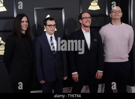 (L-R) Brian Bell, musiciens, les rivières Cuomo, Scott Shriner, et Patrick Wilson de Weezer arrivent pour la 59e cérémonie annuelle de remise des prix Grammy tenue au Staples Center de Los Angeles le 12 février 2017. Photo par Jim Ruymen/UPI Banque D'Images