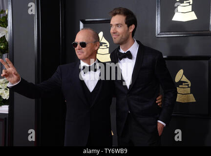 Michael Keaton acteur/Père/Fils et auteur-compositeur Sean Douglas arrivent pour la 59e cérémonie annuelle de remise des prix Grammy tenue au Staples Center de Los Angeles le 12 février 2017. Photo par Jim Ruymen/UPI Banque D'Images