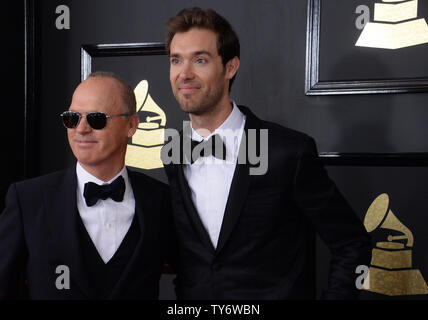 Michael Keaton acteur/Père/Fils et auteur-compositeur Sean Douglas arrivent pour la 59e cérémonie annuelle de remise des prix Grammy tenue au Staples Center de Los Angeles le 12 février 2017. Photo par Jim Ruymen/UPI Banque D'Images