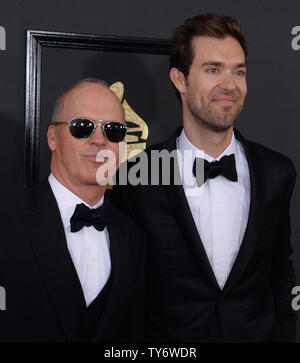 Michael Keaton acteur/Père/Fils et auteur-compositeur Sean Douglas arrivent pour la 59e cérémonie annuelle de remise des prix Grammy tenue au Staples Center de Los Angeles le 12 février 2017. Photo par Jim Ruymen/UPI Banque D'Images