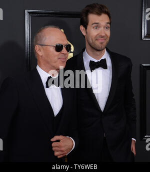 Michael Keaton acteur/Père/Fils et auteur-compositeur Sean Douglas arrivent pour la 59e cérémonie annuelle de remise des prix Grammy tenue au Staples Center de Los Angeles le 12 février 2017. Photo par Jim Ruymen/UPI Banque D'Images