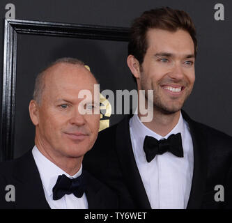 Michael Keaton acteur/Père/Fils et auteur-compositeur Sean Douglas arrivent pour la 59e cérémonie annuelle de remise des prix Grammy tenue au Staples Center de Los Angeles le 12 février 2017. Photo par Jim Ruymen/UPI Banque D'Images