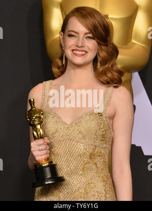 Emma Stone, lauréat du prix de la Meilleure Actrice pour "La La Land" apparaît dans les coulisses avec son Oscar au cours de la 89e assemblée annuelle de remise des oscars à Hollywood Lowes Hôtel dans la section Hollywood de Los Angeles le 26 février 2017. Photo par Jim Ruymen/UPI Banque D'Images