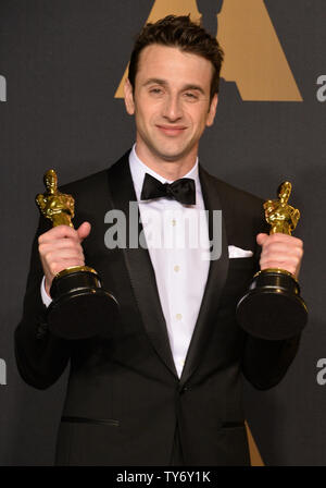 Justin Hurwitz détient ses Oscars meilleur score et meilleure chanson pour "La La Land" au cours de la 89e assemblée annuelle backstage Academy Awards à Hollywood Lowes Hôtel dans la section Hollywood de Los Angeles le 26 février 2017. Photo par Jim Ruymen/UPI Banque D'Images