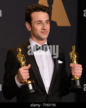 Justin Hurwitz détient ses Oscars meilleur score et meilleure chanson pour "La La Land" au cours de la 89e assemblée annuelle backstage Academy Awards à Hollywood Lowes Hôtel dans la section Hollywood de Los Angeles le 26 février 2017. Photo par Jim Ruymen/UPI Banque D'Images