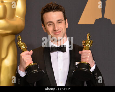 Justin Hurwitz détient ses Oscars meilleur score et meilleure chanson pour "La La Land" au cours de la 89e assemblée annuelle backstage Academy Awards à Hollywood Lowes Hôtel dans la section Hollywood de Los Angeles le 26 février 2017. Photo par Jim Ruymen/UPI Banque D'Images