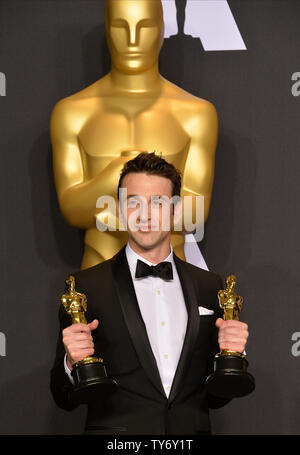 Justin Hurwitz détient ses Oscars meilleur score et meilleure chanson pour "La La Land" au cours de la 89e assemblée annuelle backstage Academy Awards à Hollywood Lowes Hôtel dans la section Hollywood de Los Angeles le 26 février 2017. Photo par Jim Ruymen/UPI Banque D'Images