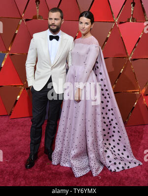 Acteurs Jamie Dornan (L) et Amelia Warner arrivent sur le tapis rouge pour la 89e Academy Awards annuels au Kodak Theater à Hollywood de Los Angeles le 26 février 2017. Photo par Jim Ruymen/UPI Banque D'Images