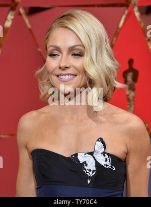 Personnalité de la télévision Kelly Ripa arrive sur le tapis rouge pour la 89e Academy Awards annuels au Kodak Theater à Hollywood de Los Angeles le 26 février 2017. Photo par Jim Ruymen/UPI Banque D'Images