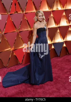 Personnalité de la télévision Kelly Ripa arrive sur le tapis rouge pour la 89e Academy Awards annuels au Kodak Theater à Hollywood de Los Angeles le 26 février 2017. Photo par Jim Ruymen/UPI Banque D'Images
