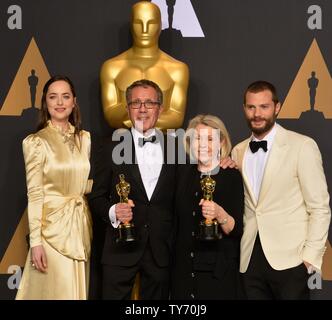 Concepteur de la production David Wasco (2e à partir de L) et Sandy Reynolds-Wasco le décorateur (2e à partir de la R), les gagnants du prix pour le dessin de production pour "La La Land", et les présentateurs Dakota Johnson (L) et Jamie Dornan apparaissent au cours de la 89e assemblée annuelle backstage Academy Awards à l'hôtel Loews Hollywood Hotel dans la section Hollywood de Los Angeles le 26 février 2017. Photo par Jim Ruymen/UPI Banque D'Images