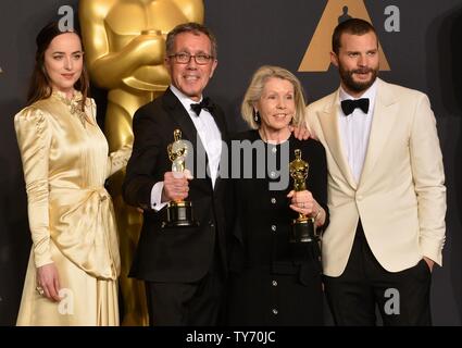 Concepteur de la production David Wasco (2e à partir de L) et Sandy Reynolds-Wasco le décorateur (2e à partir de la R), les gagnants du prix pour le dessin de production pour "La La Land", et les présentateurs Dakota Johnson (L) et Jamie Dornan apparaissent au cours de la 89e assemblée annuelle backstage Academy Awards à l'hôtel Loews Hollywood Hotel dans la section Hollywood de Los Angeles le 26 février 2017. Photo par Jim Ruymen/UPI Banque D'Images