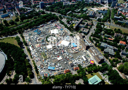 Hanovre, Allemagne. 25 Juin, 2019. Manèges forains, chapiteaux et caravanes des showmen debout sur la vue aérienne de Heerstraße 20 (Ulm). Le 490th Schützenfest a lieu du 28 juin au 7 juillet. Selon les organisateurs, c'est la plus grande fête de tir au monde. Plus d'un million de visiteurs sont attendus. Credit : Hauke-Christian Dittrich/dpa/Alamy Live News Banque D'Images