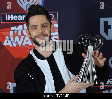 L'auteur-compositeur Thomas Rhett, vainqueur de l'artiste country de l'année apparaît dans les coulisses du iHeartRadio Music Awards au Forum à Inglewood, Californie le 5 mars 2017. L'émission a été diffusée en direct sur Turner, TBS, TNT et truTV . Photo par Jim Ruymen/UPI Banque D'Images