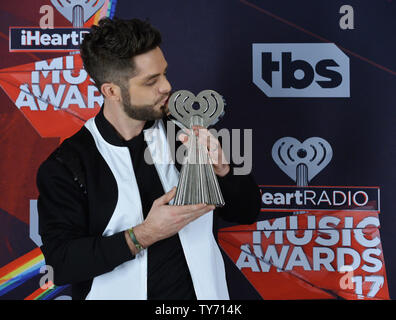 L'auteur-compositeur Thomas Rhett, vainqueur de l'artiste country de l'année apparaît dans les coulisses du iHeartRadio Music Awards au Forum à Inglewood, Californie le 5 mars 2017. L'émission a été diffusée en direct sur Turner, TBS, TNT et truTV . Photo par Jim Ruymen/UPI Banque D'Images