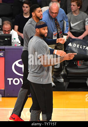 Les coéquipiers de pélicans DeMarcus Cousins (avant) et Anthony Davis préchauffer avant match contre les Lakers au Staples Center de Los Angeles, le 5 mars 2017. Photo par Jon SooHoo/UPI Banque D'Images