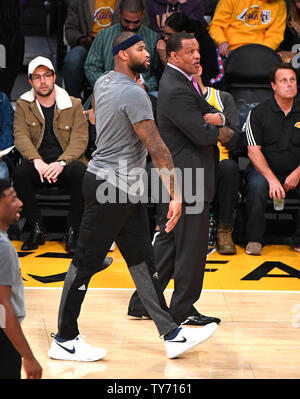 Centre de pélicans DeMarcus Cousins (L) et entraîneur-chef Alvin Gentry avant match contre les Lakers au Staples Center de Los Angeles, le 5 mars 2017. Photo par Jon SooHoo/UPI Banque D'Images