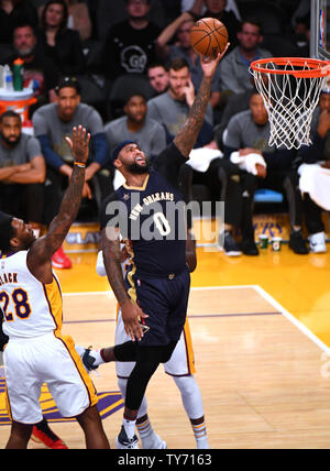 Centre de pélicans DeMarcus Cousins marque contre Laker Tarik Black au Staples Center de Los Angeles, le 5 mars 2017. Photo par Jon SooHoo/UPI Banque D'Images