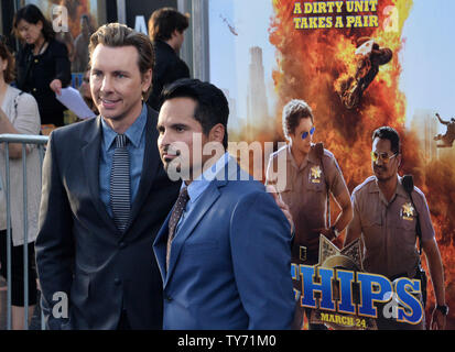 Dax Shepard acteur (L) et Michael Pena assister à la première de the motion picture comédie 'CHIPS' au théâtre chinois de Grauman dans la section Hollywood de Los Angeles le 20 mars 2017. Scénario : une recrue agent est associé avec un pro à la California Highway Patrol, si le débutant apprend bientôt sa partenaire est vraiment un agent secret de la Fed enquête sur un vol qui peuvent impliquer certains flics véreux. Photo par Jim Ruymen/UPI Banque D'Images