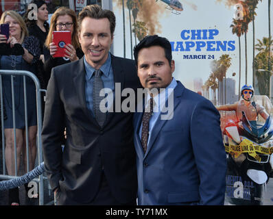 Acteurs Dax Shepard (L) et Michael Pena assister à la première de the motion picture comédie 'CHIPS' au théâtre chinois de Grauman dans la section Hollywood de Los Angeles le 20 mars 2017. Scénario : une recrue agent est associé avec un pro à la California Highway Patrol, si le débutant apprend bientôt sa partenaire est vraiment un agent secret de la Fed enquête sur un vol qui peuvent impliquer certains flics véreux. Photo par Jim Ruymen/UPI Banque D'Images