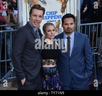 Dax Shepard acteurs, Kristen Bell et Michael Pena (L-R) assister à la première de the motion picture comédie 'CHIPS' au théâtre chinois de Grauman dans la section Hollywood de Los Angeles le 20 mars 2017. Scénario : une recrue agent est associé avec un pro à la California Highway Patrol, si le débutant apprend bientôt sa partenaire est vraiment un agent secret de la Fed enquête sur un vol qui peuvent impliquer certains flics véreux. Photo par Jim Ruymen/UPI Banque D'Images