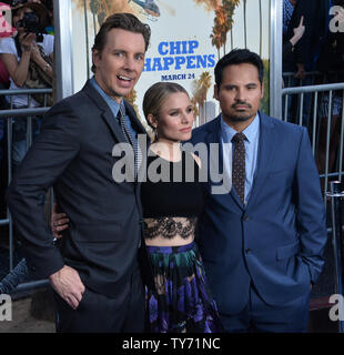 Dax Shepard acteurs, Kristen Bell et Michael Pena (L-R) assister à la première de the motion picture comédie 'CHIPS' au théâtre chinois de Grauman dans la section Hollywood de Los Angeles le 20 mars 2017. Scénario : une recrue agent est associé avec un pro à la California Highway Patrol, si le débutant apprend bientôt sa partenaire est vraiment un agent secret de la Fed enquête sur un vol qui peuvent impliquer certains flics véreux. Photo par Jim Ruymen/UPI Banque D'Images