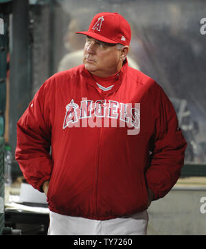 Los Angeles Angels' manager Mike Scioscia montres de l'étang-réservoir pendant le match contre les Mariners de Seattle au Angel Stadium à Anaheim, Californie le 7 avril 2017. Photo par Lori Shepler/UPI Banque D'Images