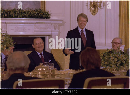 Jimmy Carter parle lors d'un dîner de travail avec le Premier ministre français, Raymond Barre Banque D'Images