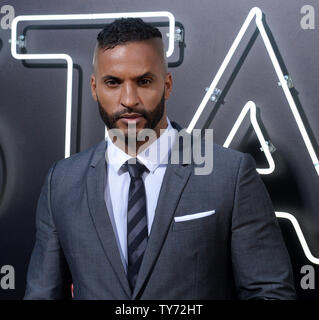 Ricky Whittle acteur occupe les premiers ministres de Starz's nouvelle série télévisée 'American Gods' à l'ArcLight Cinema Dome dans la section Hollywood de Los Angeles le 20 avril 2017. Scénario : Un ex-condamné publié récemment nommée shadow rencontre un homme mystérieux qui se fait appeler 'MErcredi' et qui en sait plus qu'il me semble à propos de la vie d'ombre et de passé. Photo par Jim Ruymen/UPI Banque D'Images