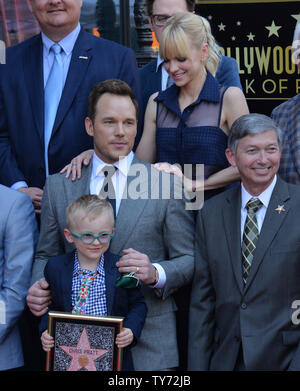 L'acteur Chris Pratt est rejoint par son épouse, l'actrice Anna Faris et leur fils Jack lors d'une cérémonie de dévoilement d'honorer avec le 2,607ème étoile sur le Hollywood Walk of Fame à Los Angeles le 21 avril 2017. Photo par Jim Ruymen/UPI Banque D'Images