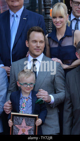 L'acteur Chris Pratt est rejoint par son épouse, l'actrice Anna Faris et leur fils Jack lors d'une cérémonie de dévoilement d'honorer avec le 2,607ème étoile sur le Hollywood Walk of Fame à Los Angeles le 21 avril 2017. Photo par Jim Ruymen/UPI Banque D'Images