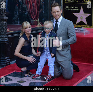 L'acteur Chris Pratt est rejoint par son épouse, l'actrice Anna Faris et leur fils Jack lors d'une cérémonie de dévoilement d'honorer avec le 2,607ème étoile sur le Hollywood Walk of Fame à Los Angeles le 21 avril 2017. Photo par Jim Ruymen/UPI Banque D'Images