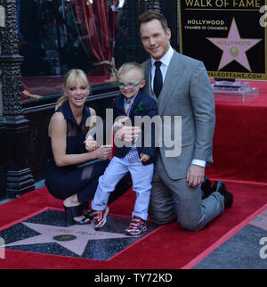 L'acteur Chris Pratt est rejoint par son épouse, l'actrice Anna Faris et leur fils Jack lors d'une cérémonie de dévoilement d'honorer avec le 2,607ème étoile sur le Hollywood Walk of Fame à Los Angeles le 21 avril 2017. Photo par Jim Ruymen/UPI Banque D'Images