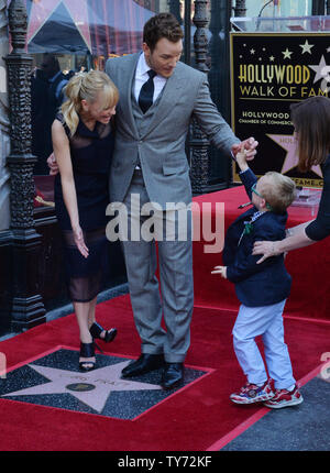 L'acteur Chris Pratt est rejoint par son épouse, l'actrice Anna Faris et leur fils Jack lors d'une cérémonie de dévoilement d'honorer avec le 2,607ème étoile sur le Hollywood Walk of Fame à Los Angeles le 21 avril 2017. Photo par Jim Ruymen/UPI Banque D'Images