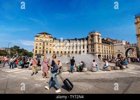 Les touristes et les habitants visiter le site Karlsplatz ou Stachus et la porte Karlstor. Est une grande place dans le centre de Munich avec une fontaine, Bavière, Allemagne Banque D'Images