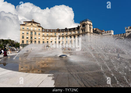 Les touristes et les habitants visiter le site Karlsplatz ou Stachus et la porte Karlstor. Est une grande place dans le centre de Munich avec une fontaine, Bavière, Allemagne Banque D'Images