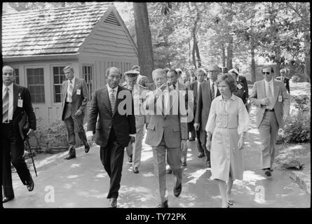 Jimmy Carter se félicite de Anwar Sadat et la délégation égyptienne à Camp David. Banque D'Images