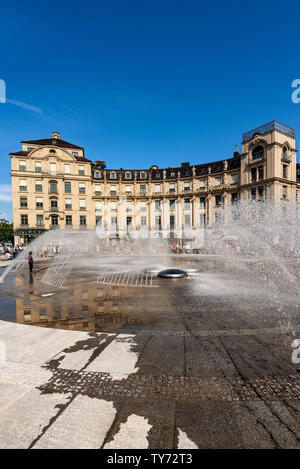 Les touristes et les habitants visiter le site Karlsplatz ou Stachus et la porte Karlstor. Est une grande place dans le centre de Munich avec une fontaine, Bavière, Allemagne Banque D'Images